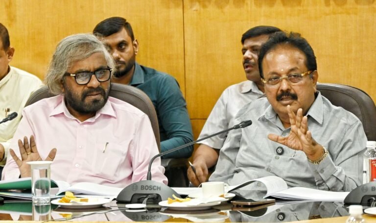 ಇಂದು ವಿಧಾನಸೌಧದಲ್ಲಿ ಅರಣ್ಯ ಮತ್ತು ಪರಿಸರ ಸಚಿವರಾದ ಶ್ರೀ ಈಶ್ವರ ಖಂಡ್ರೆ&nbsp; ಅವರು ಸಭೆ ನಡೆಸಿದರು.