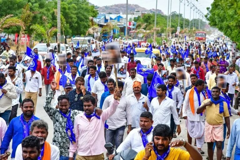 ಕೊಪ್ಪಳ | ಅತ್ಯಾಚಾರಿಗೆ ಗಲ್ಲು ಶಿಕ್ಷೆ ವಿಧಿಸಿ: ಡಿಸಿ ಕಚೇರಿತನಕ ಪ್ರತಿಭಟನಾ ನಡೆಯಿತು.