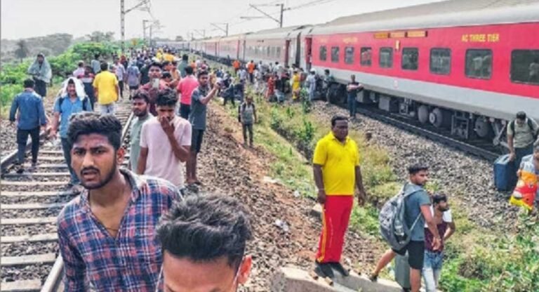 ಕಾನ್ಪುರ ಬಳಿ ಜನಸಾಮಾನ್ಯರ ಎಕ್ಸ್‌ಪ್ರೆಸ್‌ನ ಎರಡು ಬೋಗಿಗಳು ಹಳಿತಪ್ಪಿದ್ದು, ಯಾವುದೇ ಗಾಯಗಳಾಗಿಲ್ಲ ಎಂದು ವರದಿಯಾಗಿದೆ.