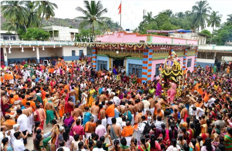 ರಾಘವೇಂದ್ರ ಸ್ವಾಮಿಗಳ ೩೫೪ನೇ ಆರಾಧನಾ ಮಹೋತ್ಸವ ಅಂಗವಾಗಿ ಮಂಗಳವಾರ ಉತ್ತರಾಧನೆ ಜರುಗಿತು.