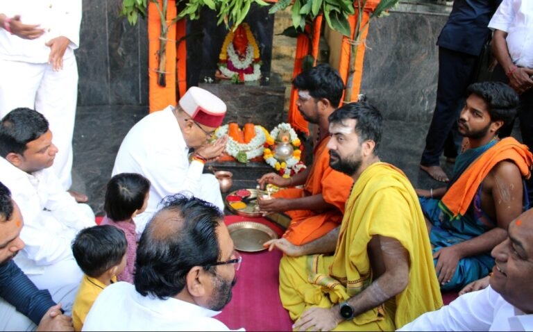 ಭಕ್ತಿ ಮತ್ತು ದೃಢಸಂಕಲ್ಪದೊಂದಿಗೆ 30 ನಿಮಿಷದಲ್ಲಿ ಅಂಜನಾದ್ರಿ ಬೆಟ್ಟವೇರಿದ ಕರ್ನಾಟಕದ ರಾಜ್ಯಪಾಲರು