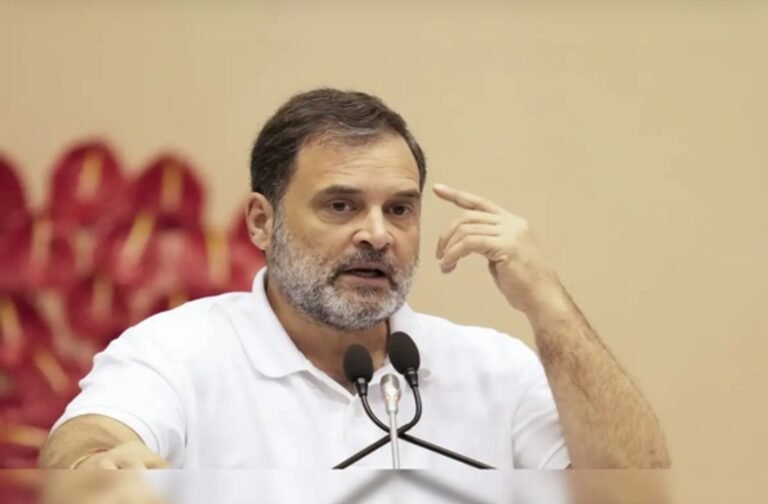 ಬಿಹಾರದಲ್ಲಿ ಎಸ್‌ಐಆರ್ ಡ್ರೈವ್ ಮೂಲಕ ಮತದಾರರ ಪಟ್ಟಿಯಲ್ಲಿ ಅಕ್ರಮ ನಡೆದಿದೆ ಎಂದು ಕಾಂಗ್ರೆಸ್ ನಾಯಕ ರಾಹುಲ್ ಗಾಂಧಿ ಆರೋಪಿಸಿದ್ದಾರೆ.