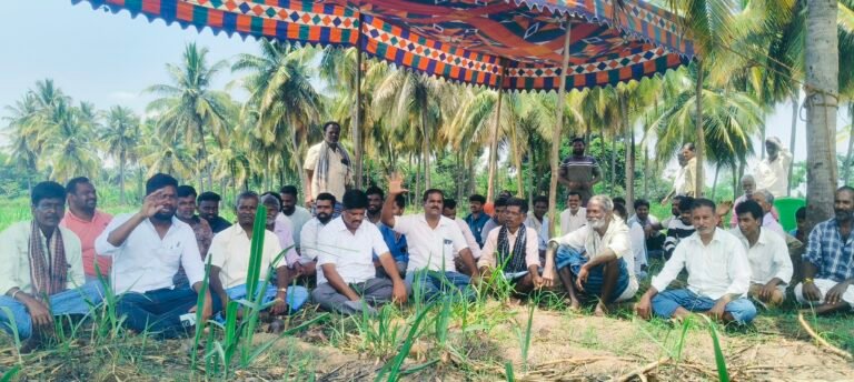 ಟಿ ಹೊಸೂರಿನಲ್ಲಿ ಸ್ಮಶಾನ ಭೂಮಿ ಒತ್ತುವರಿ ಮಾಡಿಕೊಂಡಿರುವವರ ವಿರುದ್ಧ ಗ್ರಾಮಸ್ಥರು ಪ್ರತಿಭಟನೆ.