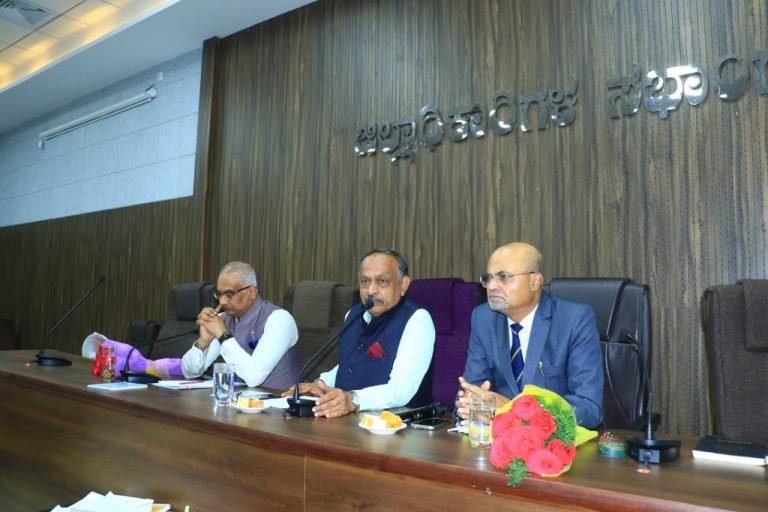ಜಿಲ್ಲಾಮಟ್ಟದ ಮಾಹಿತಿ ಹಕ್ಕು ಕಾಯ್ದೆ ಕಾರ್ಯಾಗಾರದಲ್ಲಿ ಆಯುಕ್ತ ಬಿ.ವೆಂಕಟ್ ಸಿಂಗ್ ಸಲಹೆ ಸಕಾಲದಲ್ಲಿ ಮಾಹಿತಿ ನೀಡಿ, ದಂಡದಿoದ ಮುಕ್ತರಾಗಿ