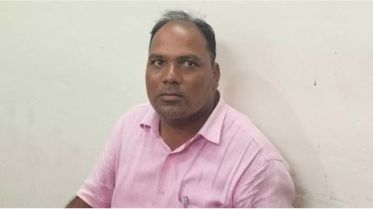 ಸರ್ಕಾರಿ ಅಧಿಕಾರಿ Phone pe ಮುಖಾಂತರ ಲಂಚ ಸ್ವೀಕರಿಸಿ ಲೋಕಾಯುಕ್ತ ಬಲೆಗೆ ಬಿದ್ದಿದ್ದಾನೆ.
