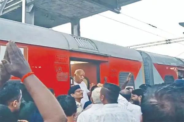 ವಾಡಿ ರೈಲು ನಿಲ್ದಾಣದಲ್ಲಿ ಆರೆಸ್ಸೆಸ್ ಸರಸಂಘಚಾಲಕ ಮೋಹನ್ ಭಾಗವತ್‌ಗೆ ಅದ್ದೂರಿ ಸ್ವಾಗತ!